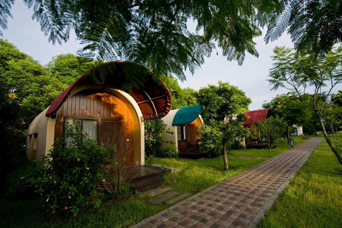 圓頂雙人房與園區獨棟外觀照片
